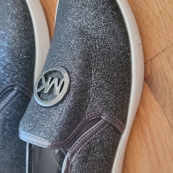 MICHAEL KORS SLIP ON SHOES SPARKE GRAY SIZE 2 GIRLS - Picture 8 of 8